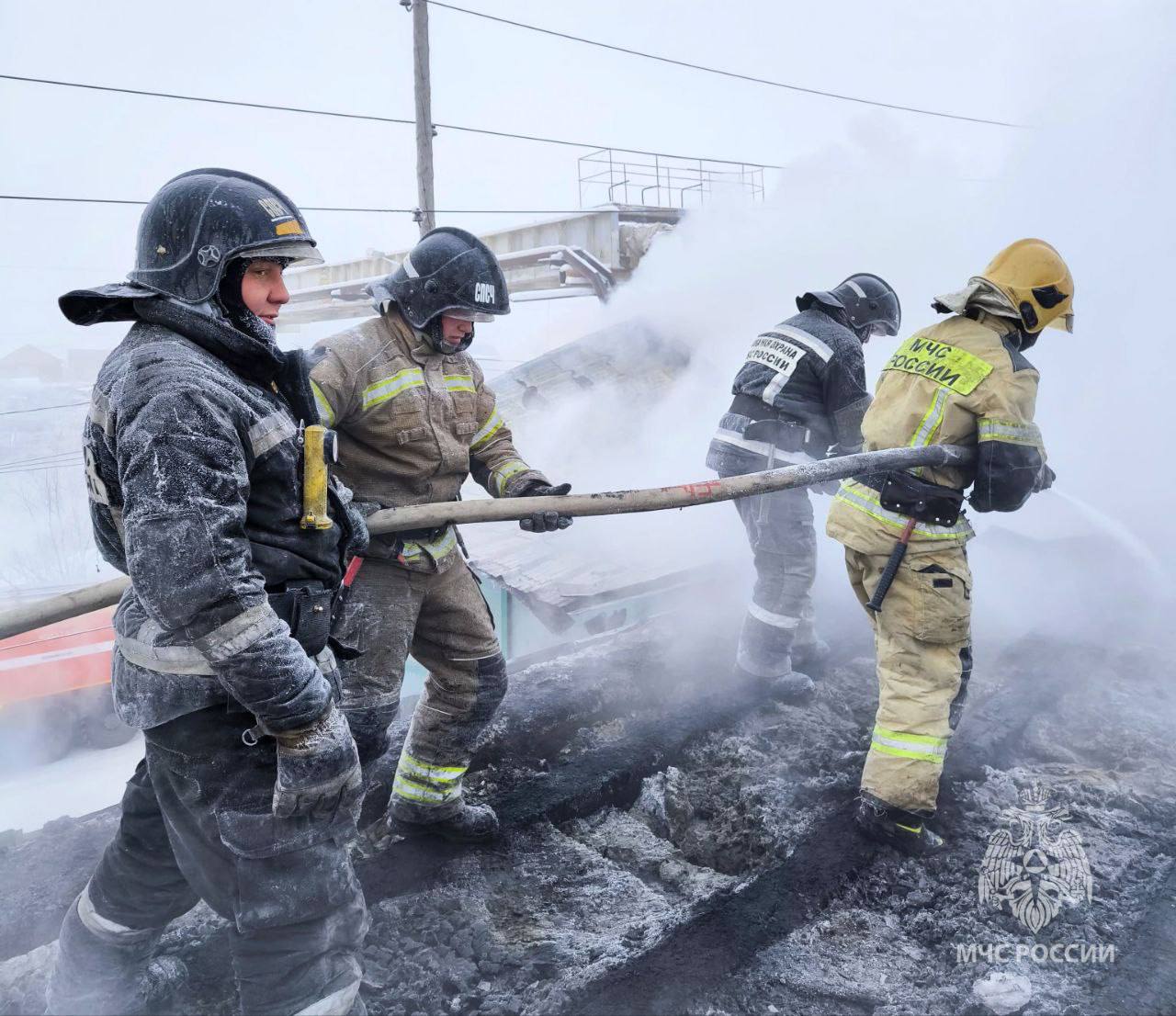 В Якутске при пожаре в гараже пострадали мужчина и его дочь