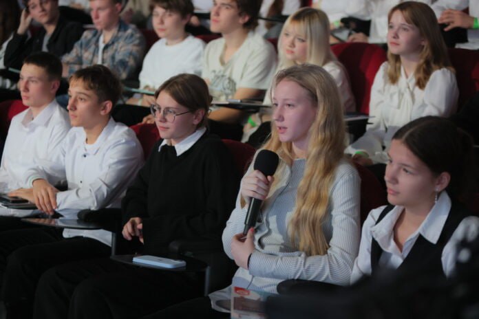 Школьников Якутии приглашают принять участие в конкурсе на литературную премию «Дальний Восток»