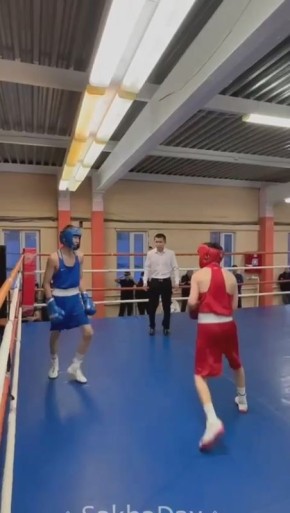 В зале единоборств спорткомплекса «Юность» начался открытый чемпионат СВФУ им. М.К. Аммосова по боксу. В соревнованиях участвуют 150 спортсменов из 16 команд: девушки, юниоры, мужчины-новички и мужчины-разрядники