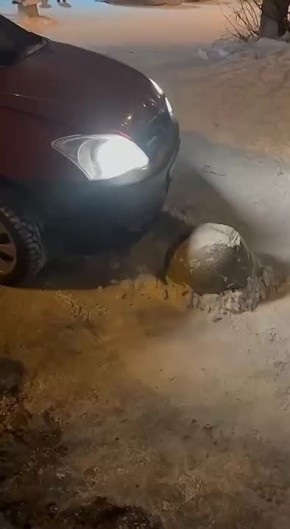 #предупреждают В арке у универсама Ярославского передвинули камень больным для машины способом