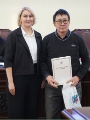 Николай Захаров, известный в городе озеленитель, на днях получил от Окружной администрации награду – Благодарственное письмо за вклад в развитие в озеленения города Якутска