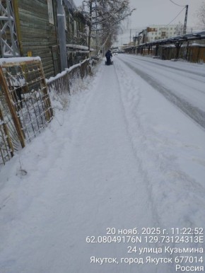 Уборка тротуаров на территории Гагаринского округа силами муниципальных дворников с помощью малой уборочной техники по ул. Можайского, ул. Кузьмина