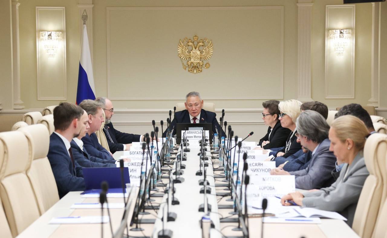 Заместитель председателя Комитета СФ по федеративному устройству, региональной политике, местному самоуправлению и делам Севера Сахамин Афанасьев провел круглый стол на тему «Санитарная авиация на территориях Дальнего...