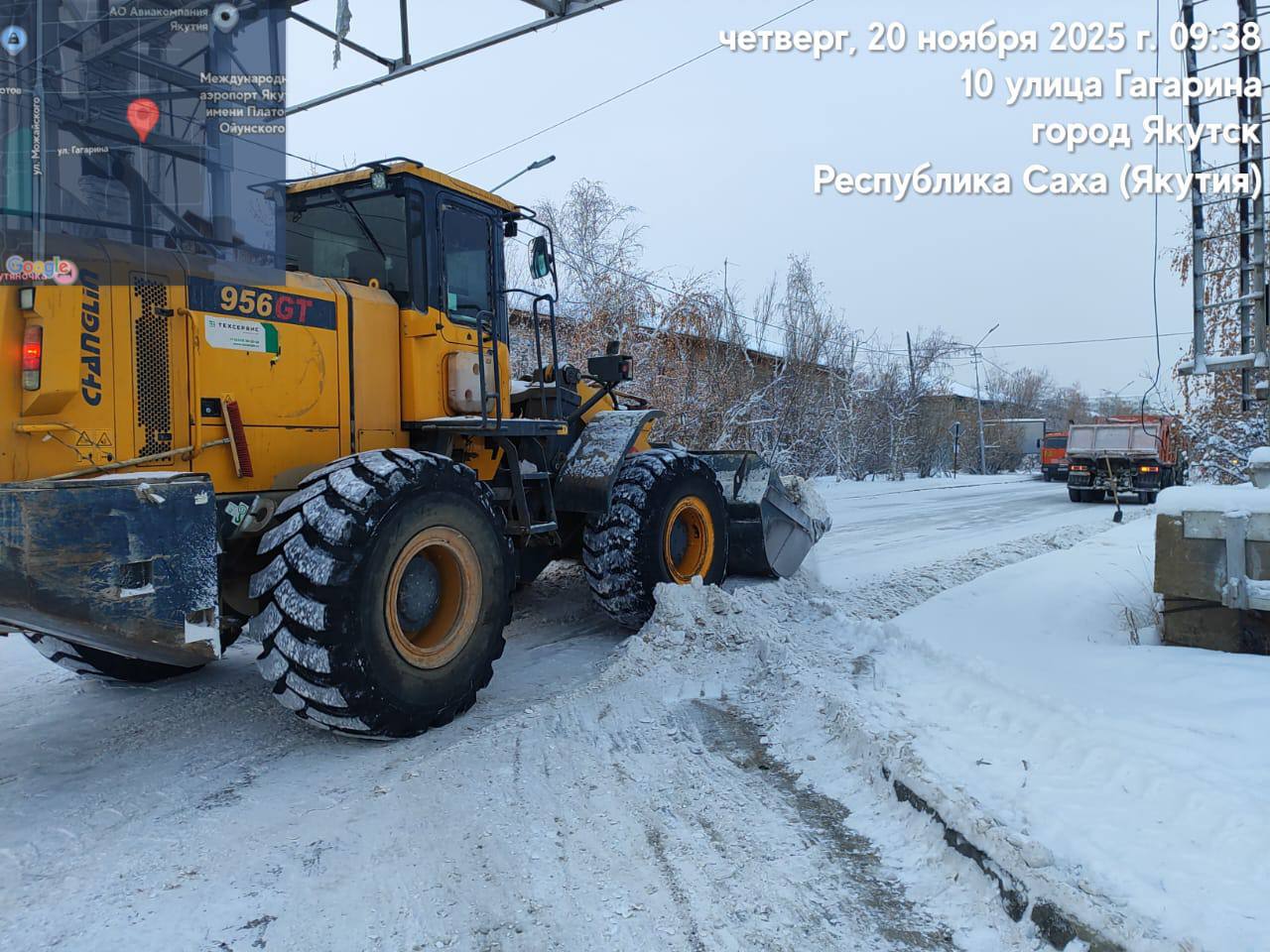 Кадры работ по уборке и вывозу снега