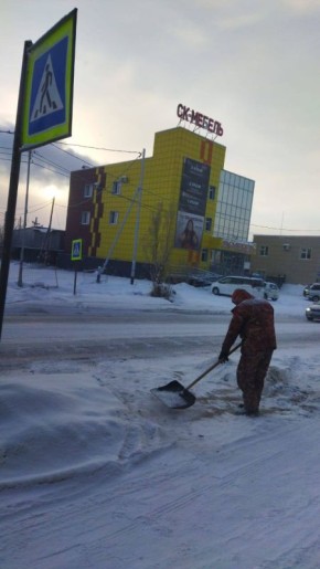 Уборка от мусора улиц и скверов, очистка от снега уличных переходов, мостов и пешеходных переходов силами муниципальных дворников Промышленного округа