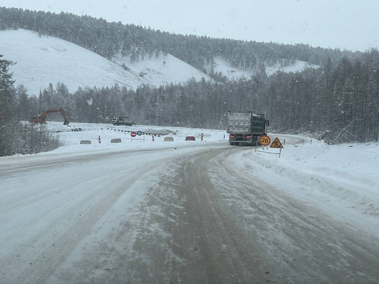 Ведутся работы по улучшению подъездных путей к Ленскому мосту Ведутся работы по улучшению подъездных путей к Ленскому мосту