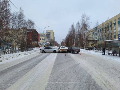 В Мирном из-за мальчика, переходившего дорогу в неположенном месте, столкнулись три машины