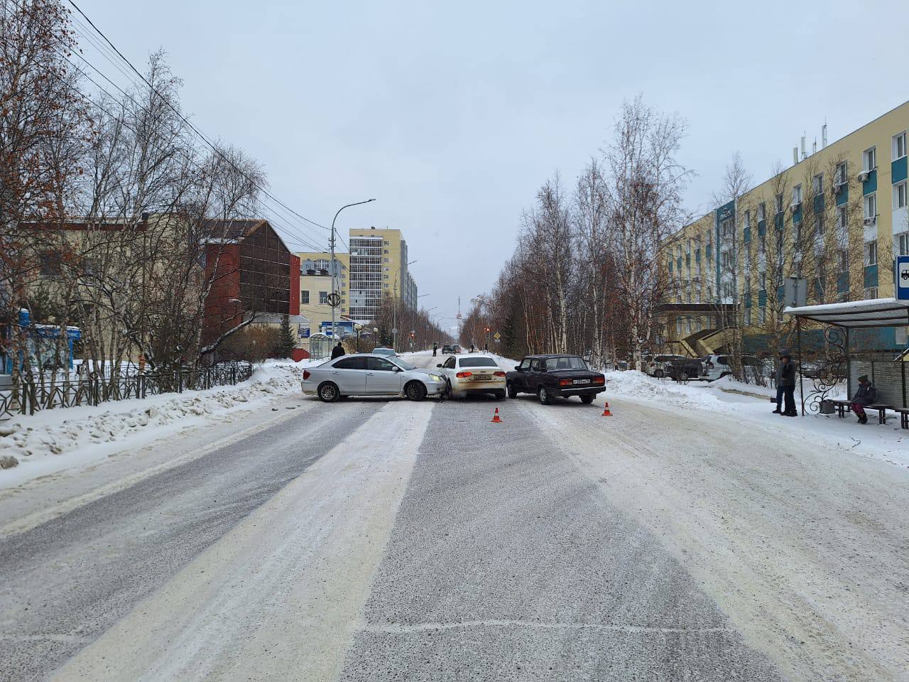 В Мирном из-за мальчика, переходившего дорогу в неположенном месте, столкнулись три машины