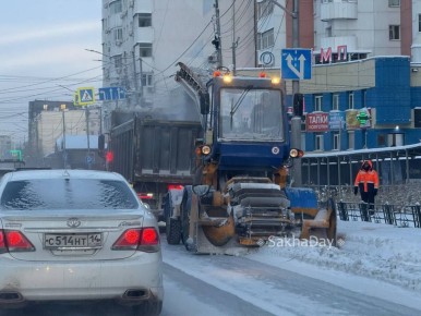 Пробка на Лермонтова, чистят снег