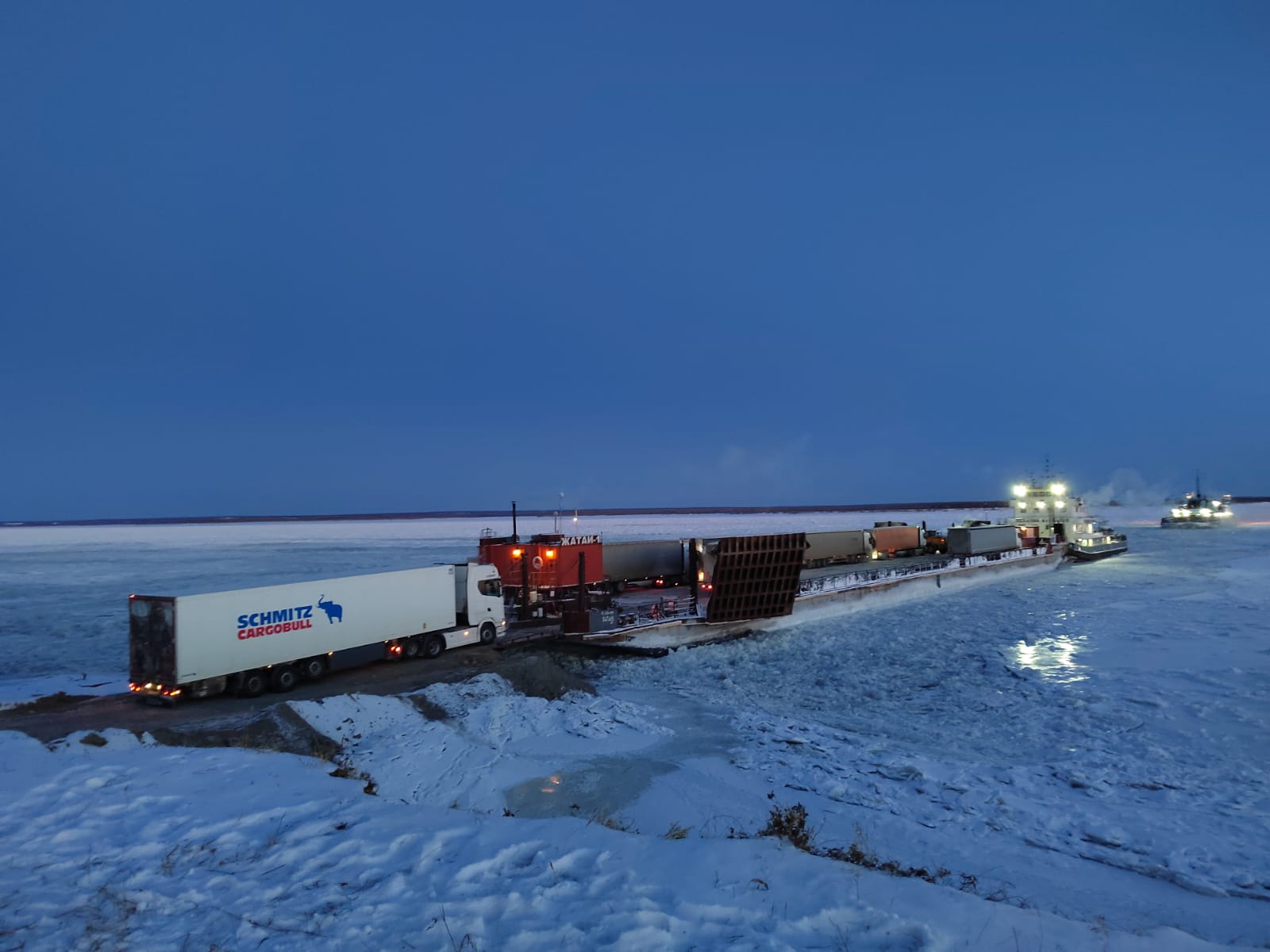Завершаются грузовые перевозки через Лену