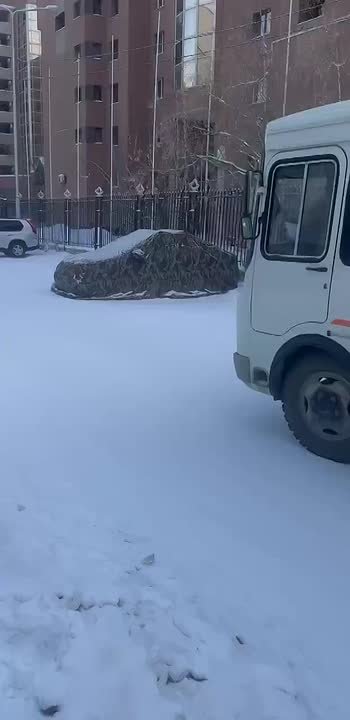 #пишут На Каландарашвили возле 31 школы всегда пробка и по «тротуару» ее постоянно все объезжают, даже маршрутные автобусы