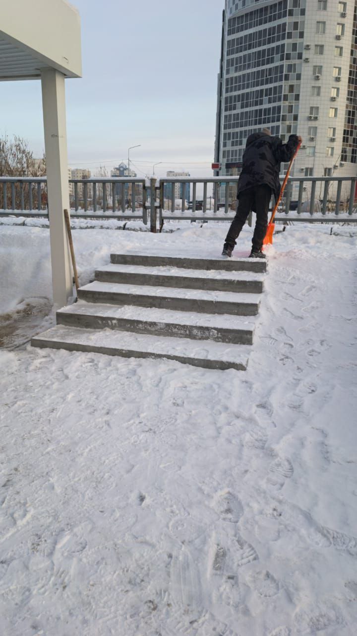 В морозном дыхании зимы наши муниципальные дворники Губинского округа – верные стражи чистоты! Каждый день, с первыми лучами солнца, они расчищают снег с улиц и дворов, чтобы ваши шаги были лёгкими и безопасными В морозном дыхании зимы наши муниципальные дворники Губинского округа – верные стражи чистоты! Каждый день, с первыми лучами солнца, они расчищают снег с улиц и дворов, чтобы ваши шаги были лёгкими и безопасными