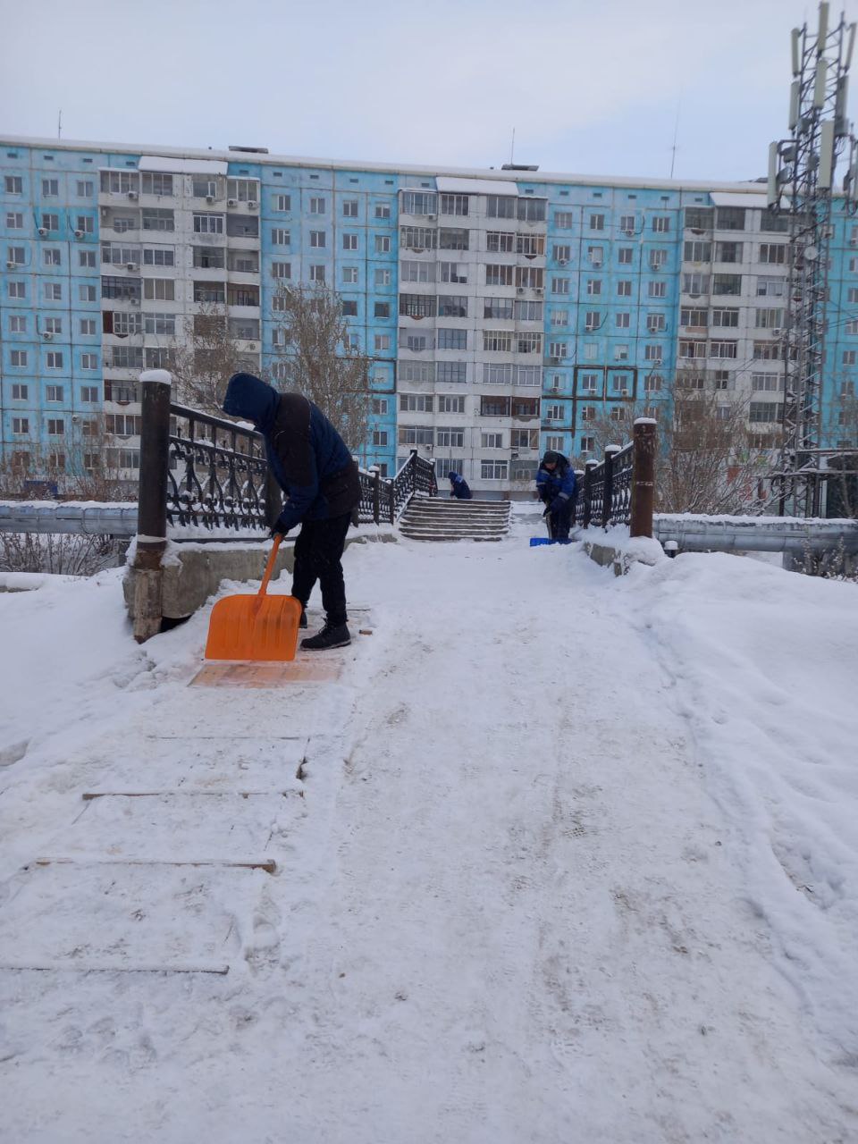 В морозном дыхании зимы наши муниципальные дворники Губинского округа – верные стражи чистоты! Каждый день, с первыми лучами солнца, они расчищают снег с улиц и дворов, чтобы ваши шаги были лёгкими и безопасными В морозном дыхании зимы наши муниципальные дворники Губинского округа – верные стражи чистоты! Каждый день, с первыми лучами солнца, они расчищают снег с улиц и дворов, чтобы ваши шаги были лёгкими и безопасными