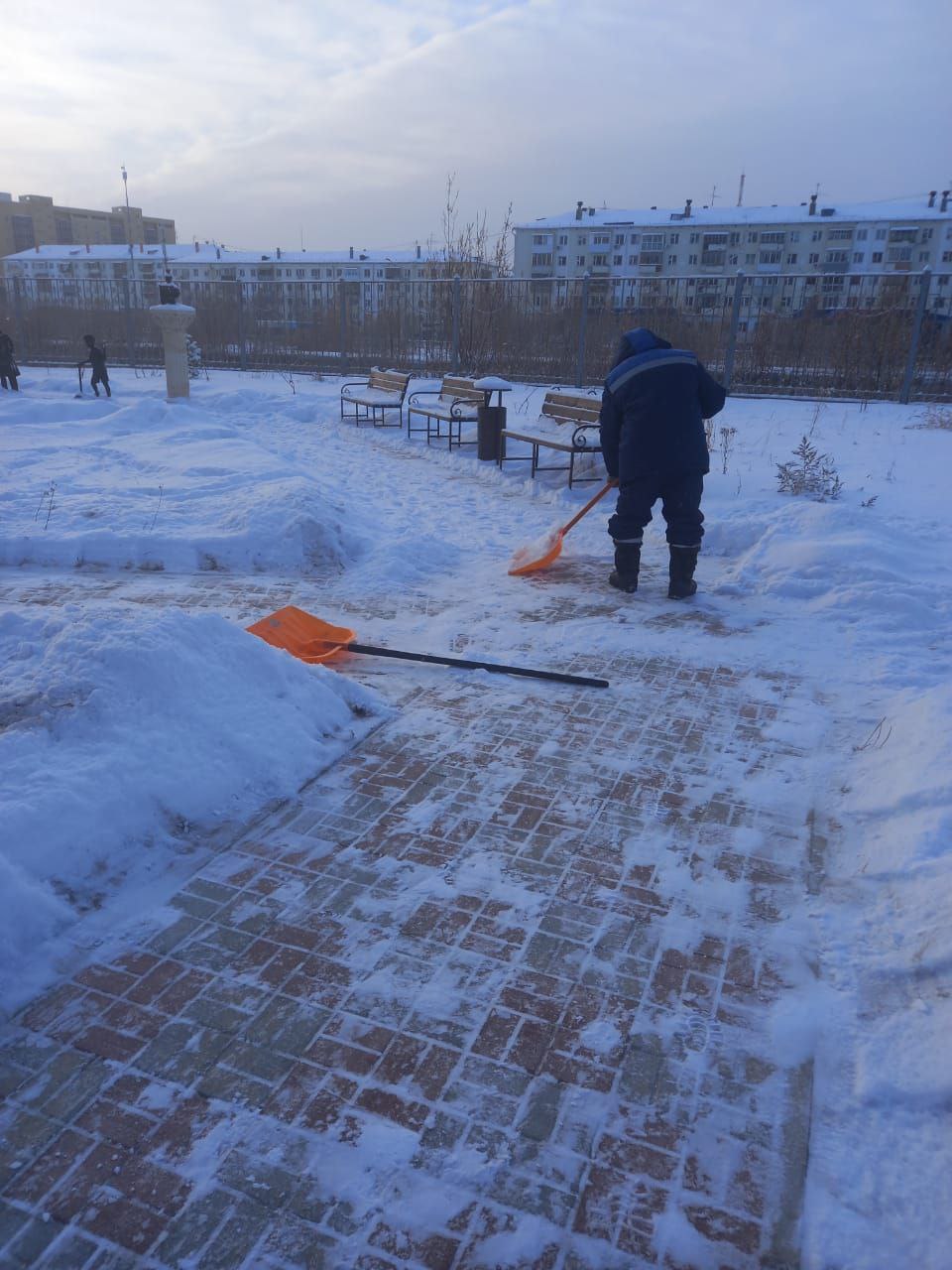 В морозном дыхании зимы наши муниципальные дворники Губинского округа – верные стражи чистоты! Каждый день, с первыми лучами солнца, они расчищают снег с улиц и дворов, чтобы ваши шаги были лёгкими и безопасными В морозном дыхании зимы наши муниципальные дворники Губинского округа – верные стражи чистоты! Каждый день, с первыми лучами солнца, они расчищают снег с улиц и дворов, чтобы ваши шаги были лёгкими и безопасными