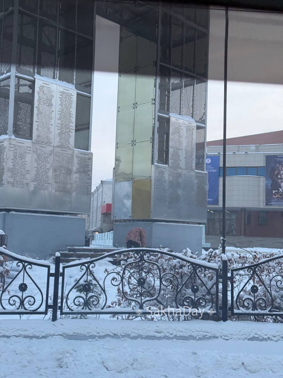 Чистят позади памятника после замечания подписчика @sakhaday