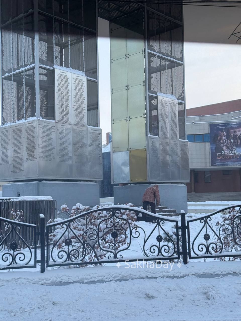 Чистят позади памятника после замечания подписчика @sakhaday Чистят позади памятника после замечания подписчика @sakhaday