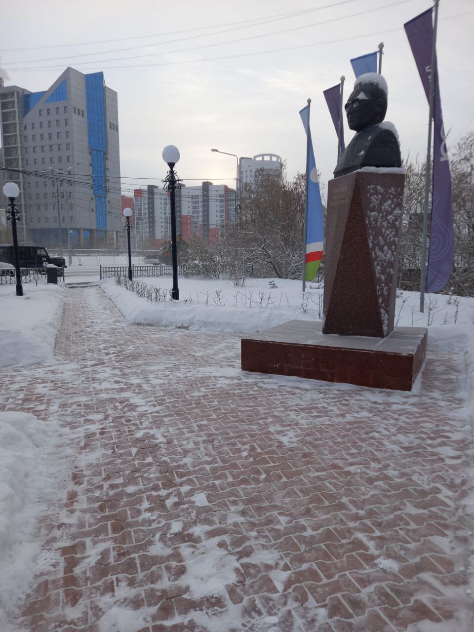 В морозном дыхании зимы наши муниципальные дворники Губинского округа – верные стражи чистоты! Каждый день, с первыми лучами солнца, они расчищают снег с улиц и дворов, чтобы ваши шаги были лёгкими и безопасными В морозном дыхании зимы наши муниципальные дворники Губинского округа – верные стражи чистоты! Каждый день, с первыми лучами солнца, они расчищают снег с улиц и дворов, чтобы ваши шаги были лёгкими и безопасными