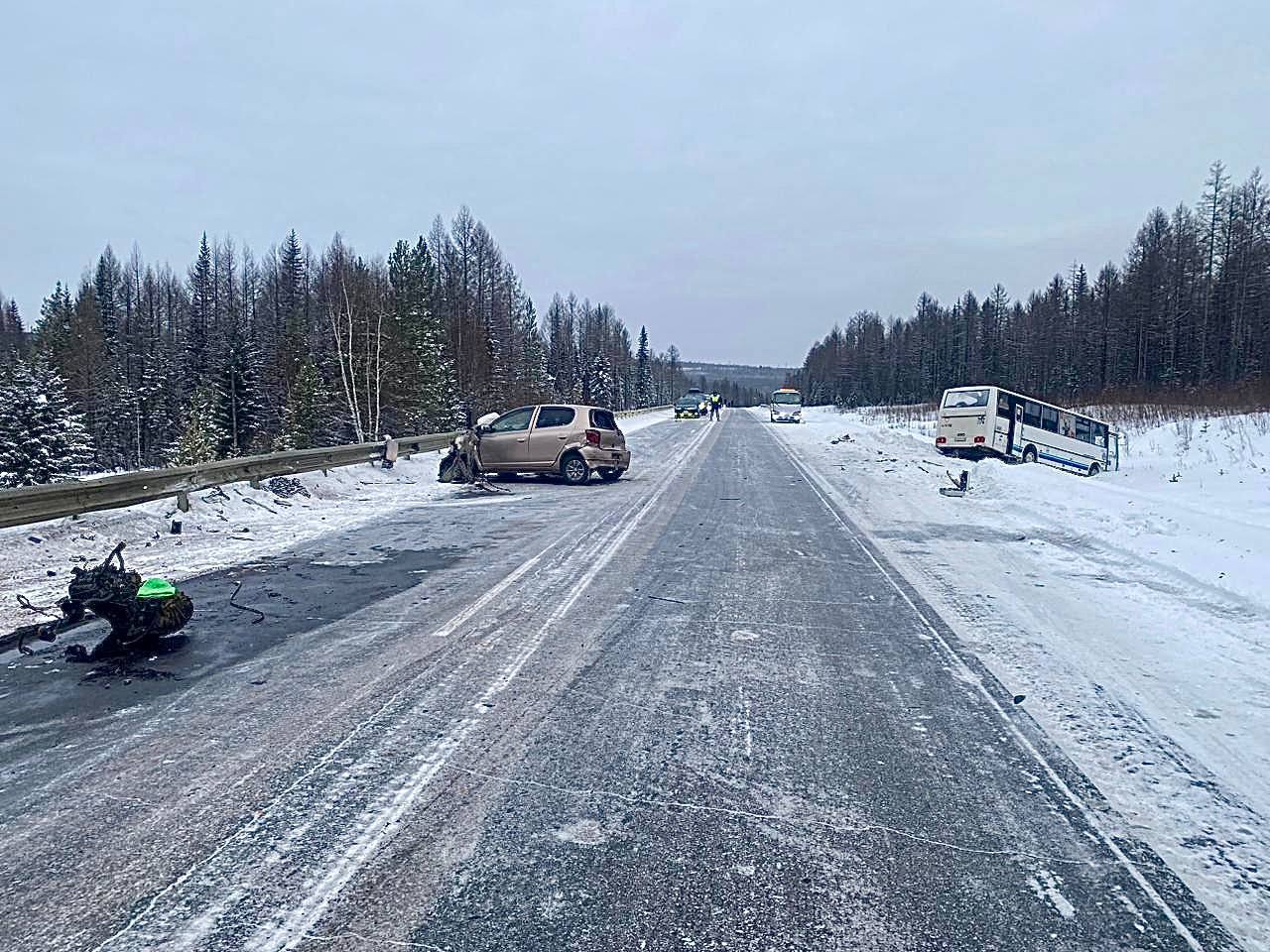Три человека пострадали в ДТП с участием автобуса в Алданском районе Якутии