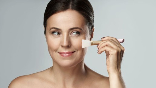 Выбрасываете деньги на ветер: эта косметика после 40 лет не работает