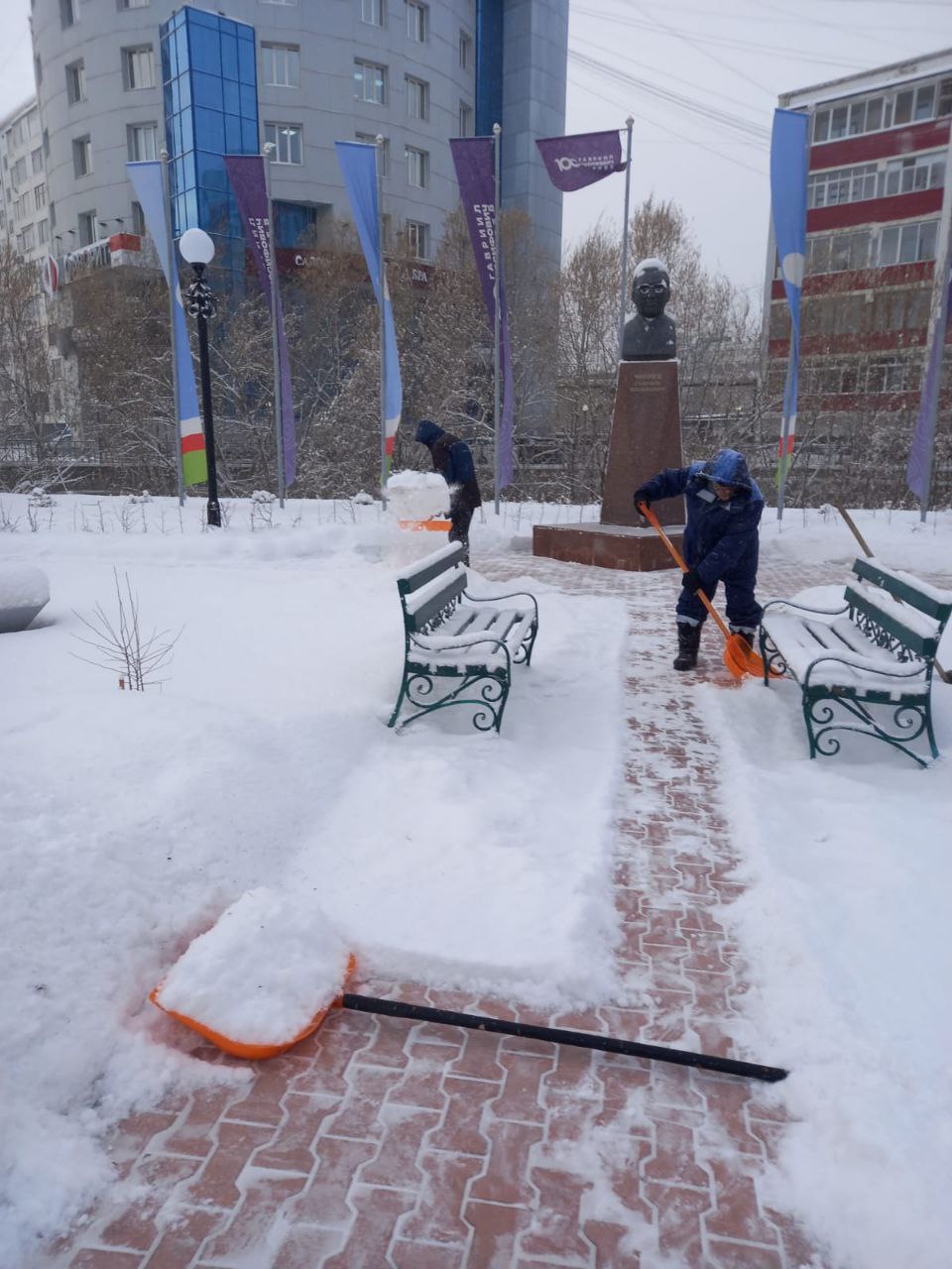 В морозном дыхании зимы наши муниципальные дворники Губинского округа – верные стражи чистоты! Каждый день, с первыми лучами солнца, они расчищают снег с улиц и дворов, чтобы ваши шаги были лёгкими и безопасными В морозном дыхании зимы наши муниципальные дворники Губинского округа – верные стражи чистоты! Каждый день, с первыми лучами солнца, они расчищают снег с улиц и дворов, чтобы ваши шаги были лёгкими и безопасными