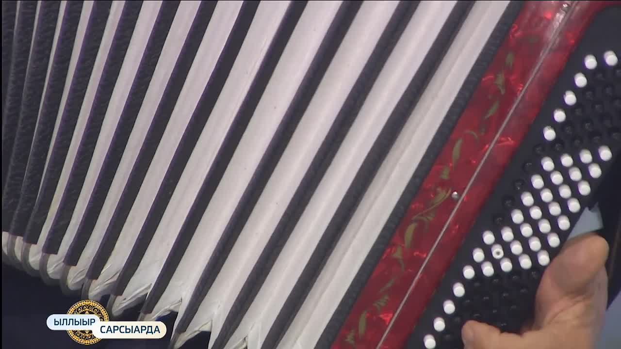 "Ыллыыр сарсыарда" биэриибитигэр Алексей Калининскай - Луха Арассыыйаа ылланар "Тнн туруом дойдубар" ырыатын крччлэргэ бэлэхтээтэ