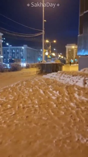 #отподписчика Площадь Орджоникидзе, памятник одному из основоположников нашей государственности П.А.Ойунскому, как и везде и всюду в городе Якутске убирается и чистится только парадная сторона