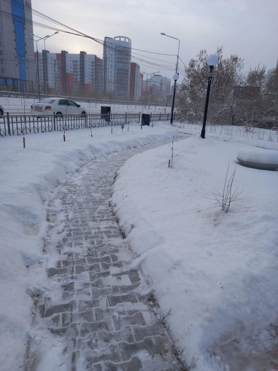 В морозном дыхании зимы наши муниципальные дворники Губинского округа – верные стражи чистоты! Каждый день, с первыми лучами солнца, они расчищают снег с улиц и дворов, чтобы ваши шаги были лёгкими и безопасными В морозном дыхании зимы наши муниципальные дворники Губинского округа – верные стражи чистоты! Каждый день, с первыми лучами солнца, они расчищают снег с улиц и дворов, чтобы ваши шаги были лёгкими и безопасными