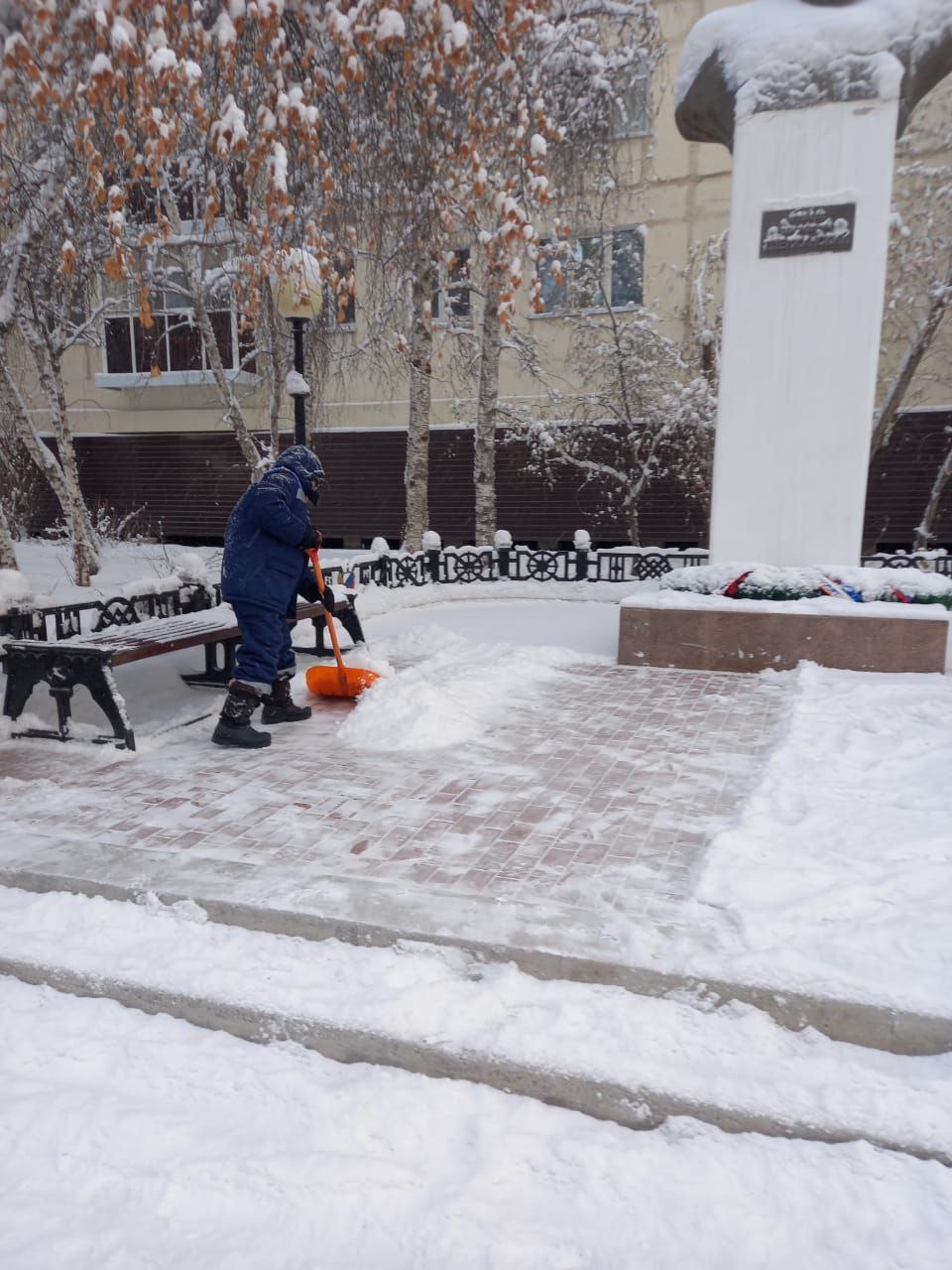 В морозном дыхании зимы наши муниципальные дворники Губинского округа – верные стражи чистоты! Каждый день, с первыми лучами солнца, они расчищают снег с улиц и дворов, чтобы ваши шаги были лёгкими и безопасными В морозном дыхании зимы наши муниципальные дворники Губинского округа – верные стражи чистоты! Каждый день, с первыми лучами солнца, они расчищают снег с улиц и дворов, чтобы ваши шаги были лёгкими и безопасными