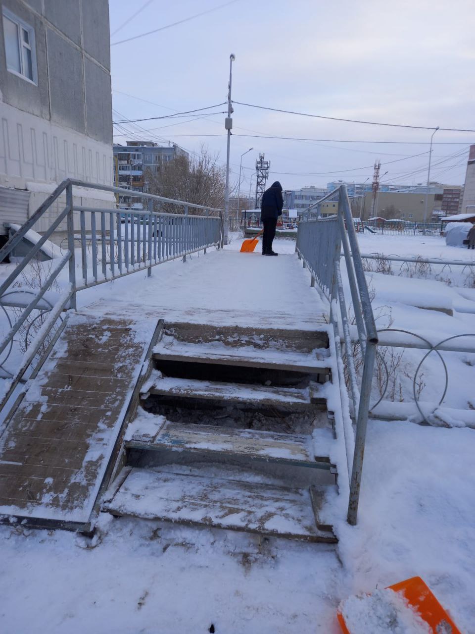 В морозном дыхании зимы наши муниципальные дворники Губинского округа – верные стражи чистоты! Каждый день, с первыми лучами солнца, они расчищают снег с улиц и дворов, чтобы ваши шаги были лёгкими и безопасными В морозном дыхании зимы наши муниципальные дворники Губинского округа – верные стражи чистоты! Каждый день, с первыми лучами солнца, они расчищают снег с улиц и дворов, чтобы ваши шаги были лёгкими и безопасными