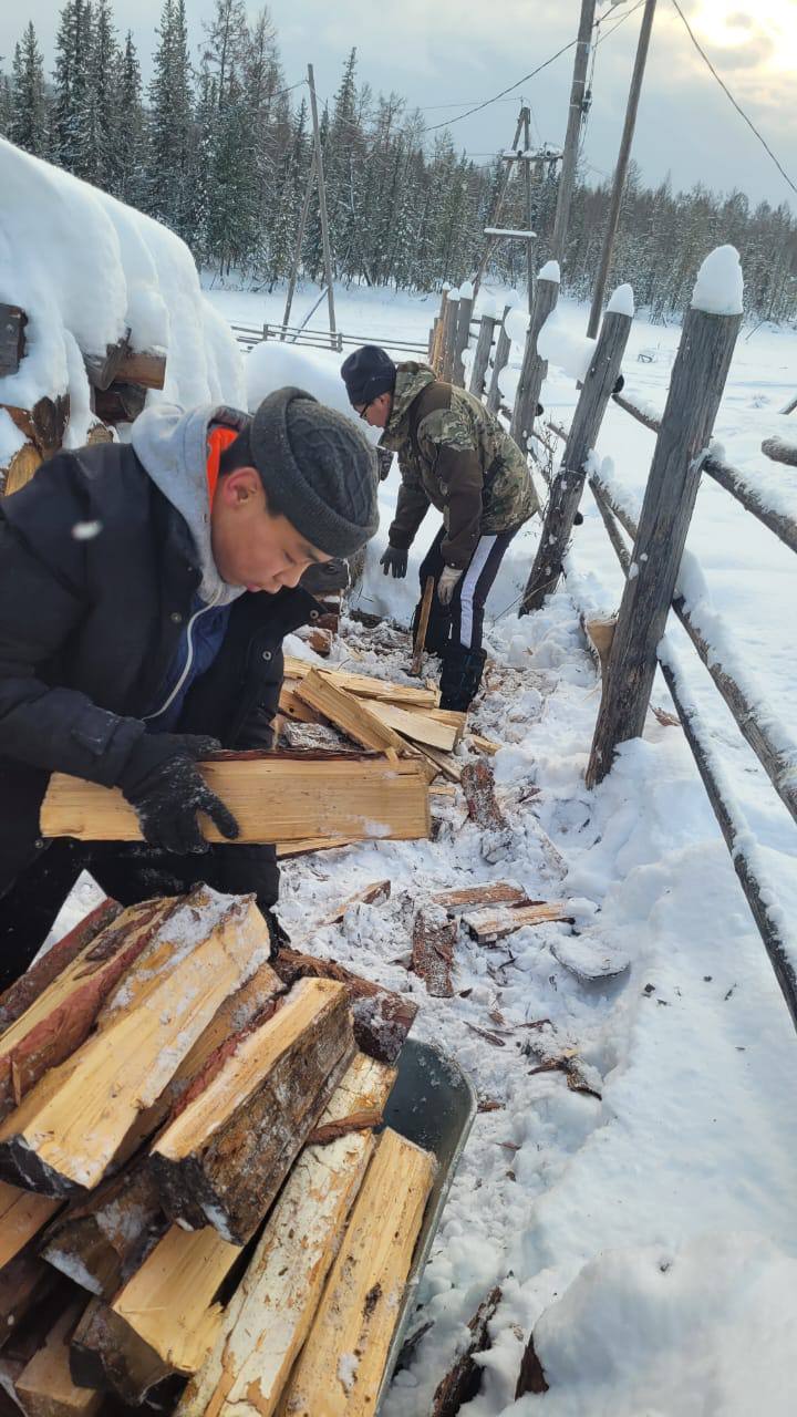 #СВОихнебросаем. Школьный отряд волонтеров из с.Толон Ленского района оказал помощь семье участника СВО #СВОихнебросаем. Школьный отряд волонтеров из с.Толон Ленского района оказал помощь семье участника СВО
