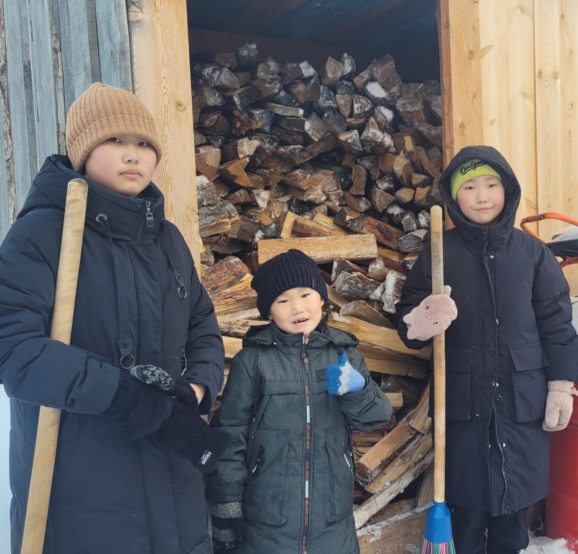 #СВОихнебросаем. Школьный отряд волонтеров из с.Толон Ленского района оказал помощь семье участника СВО #СВОихнебросаем. Школьный отряд волонтеров из с.Толон Ленского района оказал помощь семье участника СВО