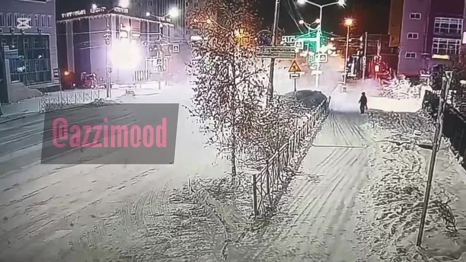 В ночь на сегодняшнее число, во время проведения работ по уборке снега, в снегоуборочный КамАЗ, осуществлявший сбор снега, сзади на высокой скорости врезалось легковое транспортное средство