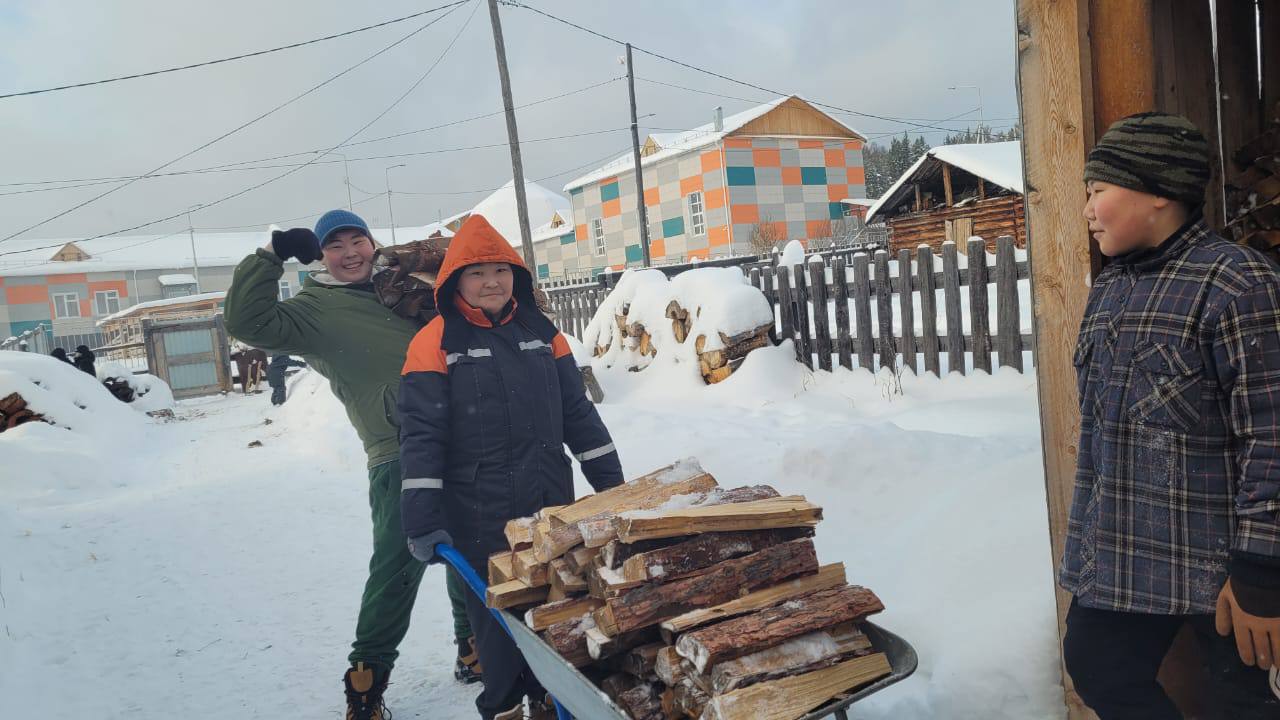 #СВОихнебросаем. Школьный отряд волонтеров из с.Толон Ленского района оказал помощь семье участника СВО #СВОихнебросаем. Школьный отряд волонтеров из с.Толон Ленского района оказал помощь семье участника СВО