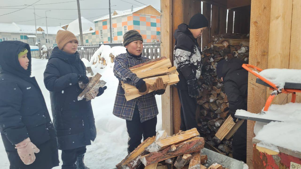 #СВОихнебросаем. Школьный отряд волонтеров из с.Толон Ленского района оказал помощь семье участника СВО #СВОихнебросаем. Школьный отряд волонтеров из с.Толон Ленского района оказал помощь семье участника СВО