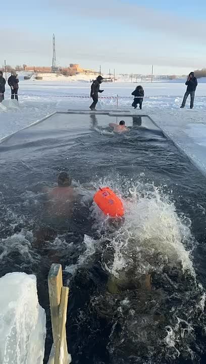 Якутские моржи поприветствовали зиму заплывом в проруби