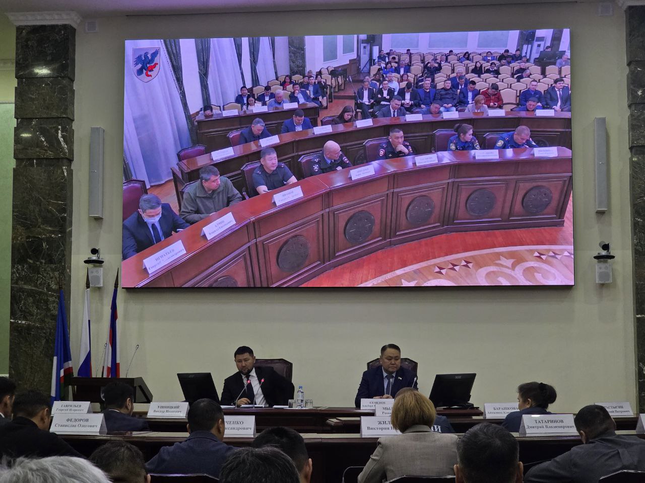 Глава Якутска Евгений Григорьев призвал усилить мероприятия по отлову безнадзорных животных на территории Якутска, а также хозяйских собак, находящихся на самовыгуле