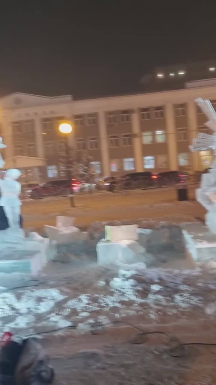 Утром сегодня стояли глыбы льда, а вечером уже почти готовые ледяные скульптуры #отподписчика