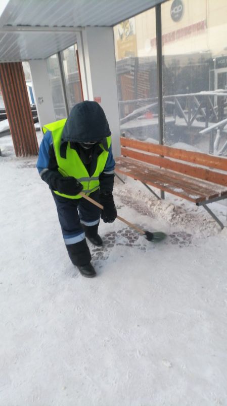 Уборка территорий остановок, пешеходных переходов, силами муниципальных дворников