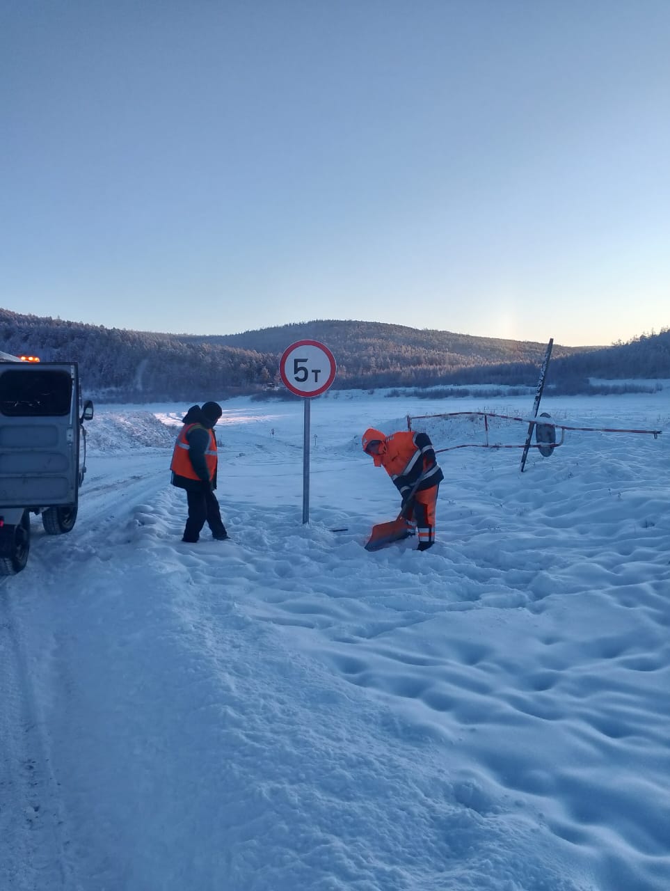 На ледовом автозимнике через реку Амгу увеличена грузоподъёмность до 5 тонн На ледовом автозимнике через реку Амгу увеличена грузоподъёмность до 5 тонн
