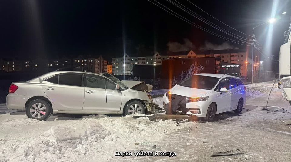 Предварительно установлено, что сегодня, 25 ноября, около 17 часов вечера 27-летний водитель, управляя грузовым автомобилем «FAW J6» со стороны ул. Дзержинского по ул. Окружное шоссе, не справившись с управлением, выехал на...