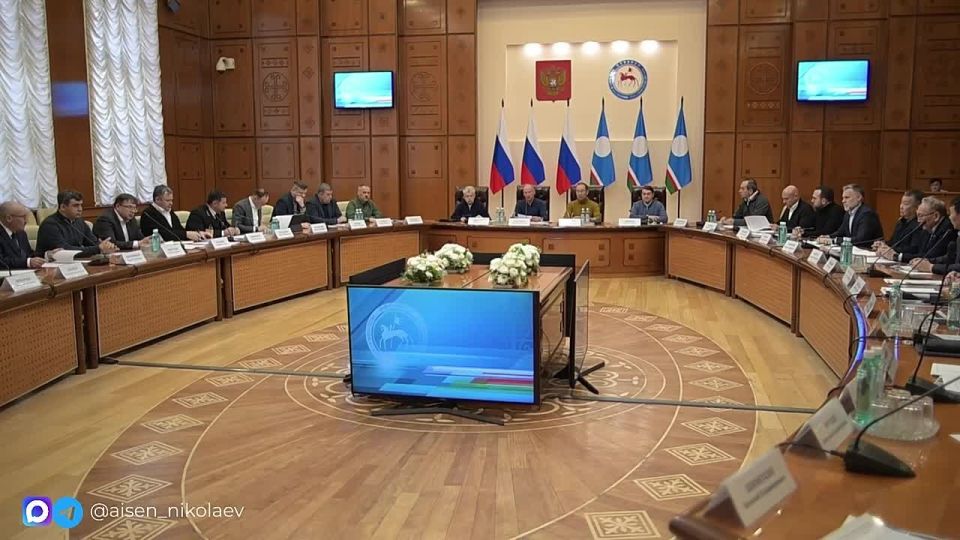 Айсен Николаев: В Якутске прошло совещание по вопросам обеспечения грузовых перевозок в Ленском бассейне под председательством помощника Президента России, председателя Морской коллегии Николая Платоновича Патрушева