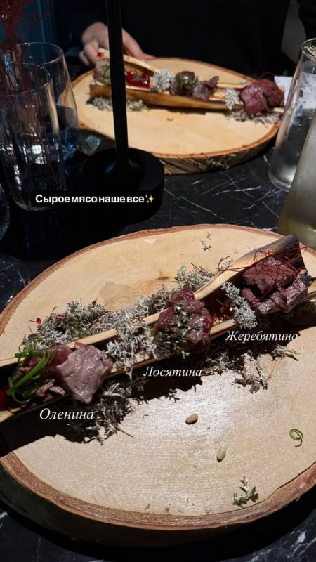 Вот чем кормят. Ресторан не назовем, а Паулину покажем