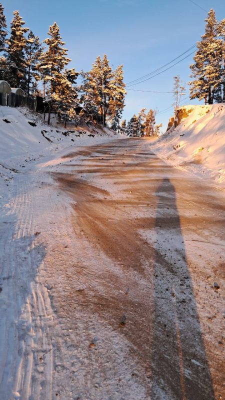Силами муниципальных дворников в верхней части микрорайона были частично подсыпаны песком внутрипоселковые дороги
