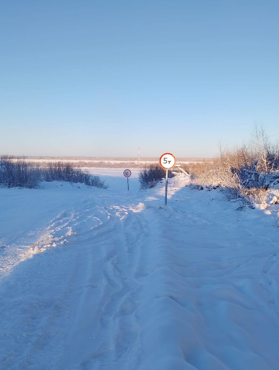 На ледовом автозимнике через реку Амгу увеличена грузоподъёмность до 5 тонн