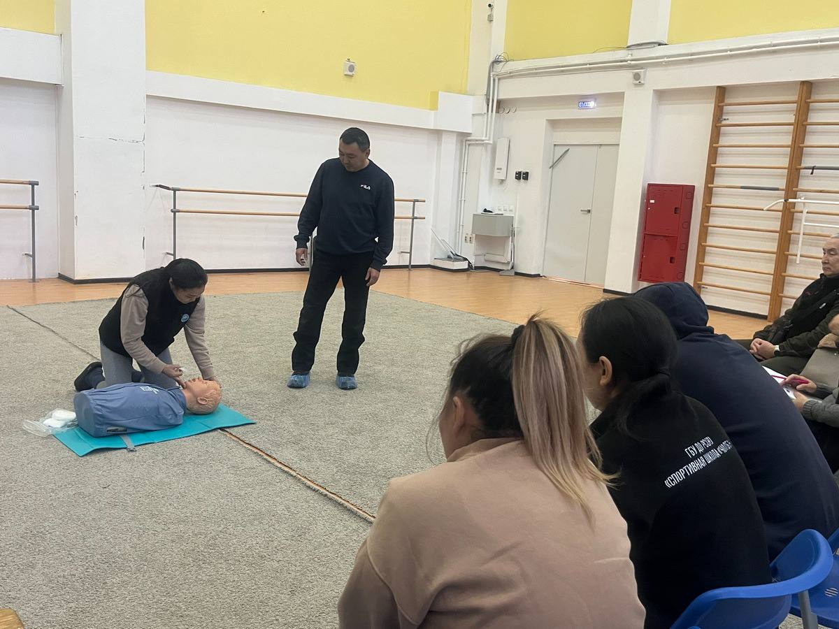 Спасатели провели занятия по оказанию первой помощи с персоналом спортивной школы «Чолбон» Спасатели провели занятия по оказанию первой помощи с персоналом спортивной школы «Чолбон»