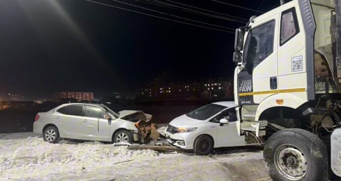 ДТП с участием трех автомобилей произошло на Окружном шоссе в Якутске