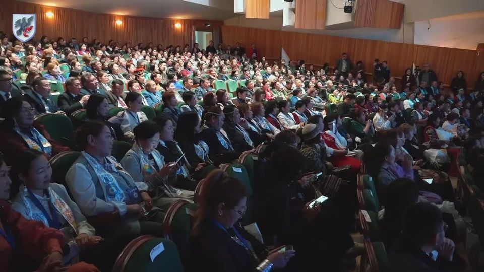 Евгений Григорьев принял участие пленарном заседании III съезда учителей якутского языка, литературы и культуры