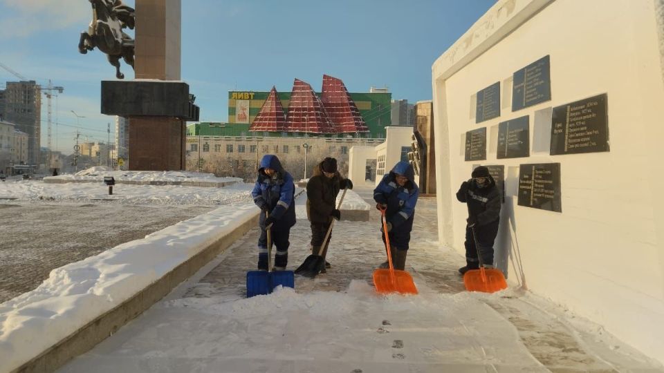 С добрым утром!. Сегодня, несмотря на морозец и свежесть зимнего утра, наши трудолюбивые дворники продолжают свою важную работу по очистке дворов и улиц от выпавшего снега