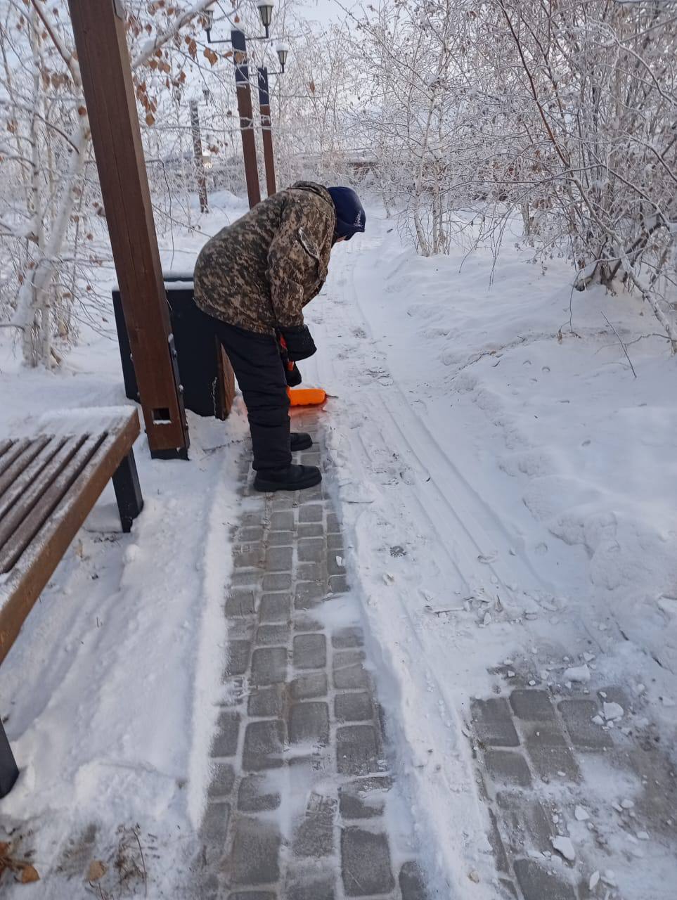 Ежедневная работа муниципальных дворников по уборке снега и мусора на территории Автодорожного округа Ежедневная работа муниципальных дворников по уборке снега и мусора на территории Автодорожного округа