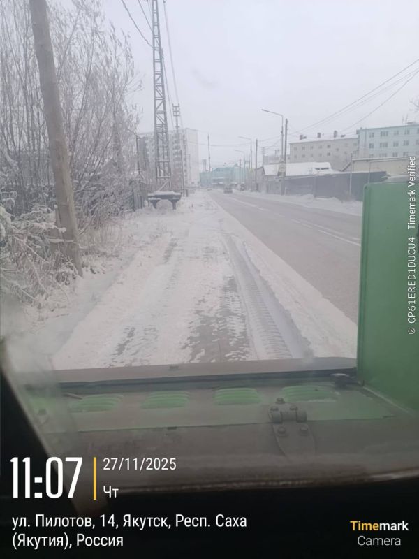 Подрядчик Управы Гагаринского округа проводит работы по уборке тротуаров, работы будут проводиться на улицах Севастопольская, Пилотов, Можайского